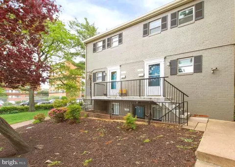 5902 Mayflower Ct, Alexandria, VA 22312