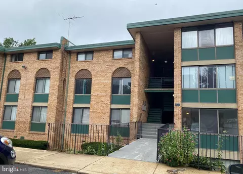 525 N Armistead St #101, Alexandria, VA 22312