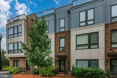 402 Stabler Ln, Alexandria, VA 22304