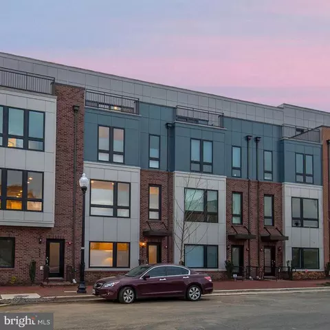 402 Stabler Ln, Alexandria, VA 22304