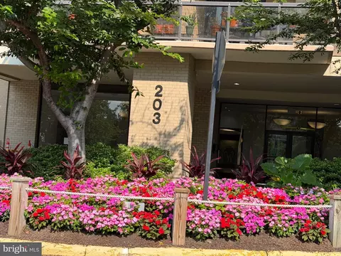 203 Yoakum Pkwy #920, Alexandria, VA 22304