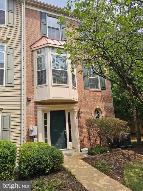 952 Harrison Cir, Alexandria, VA 22304