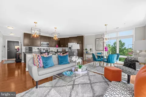 915 N Patrick St #401, Alexandria, VA 22314