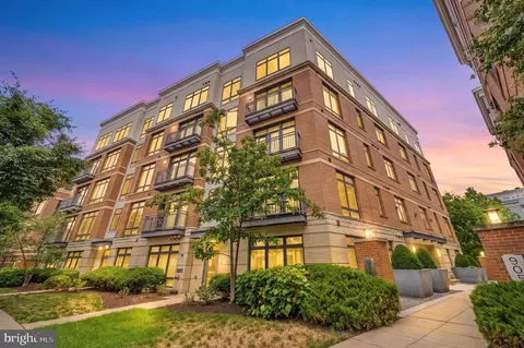 915 N Patrick St #401, Alexandria, VA 22314