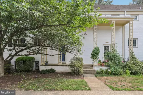 1622 Ripon Pl, Alexandria, VA 22302