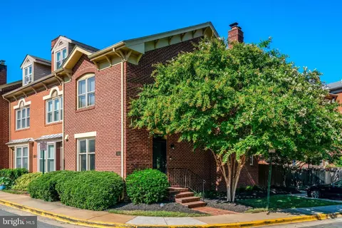 514 Colecroft Ct, Alexandria, VA 22314