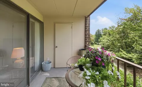 106 Roberts Ln #201, Alexandria, VA 22314