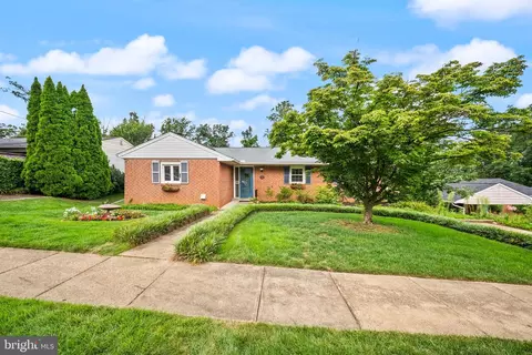 916 N Overlook Dr, Alexandria, VA 22305