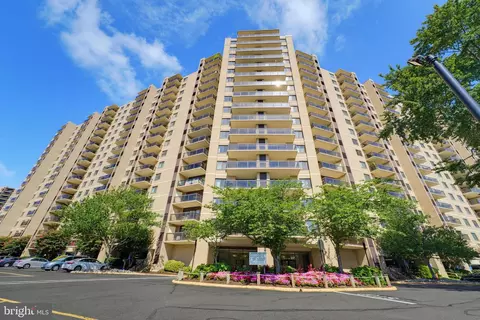 203 Yoakum Pkwy #910, Alexandria, VA 22304