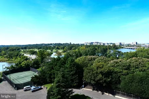1250 S Washington St #604, Alexandria, VA 22314