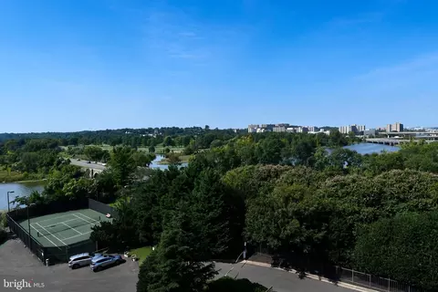 1250 S Washington St #604, Alexandria, VA 22314