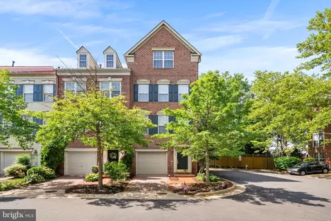 349 Livermore Ln, Alexandria, VA 22304