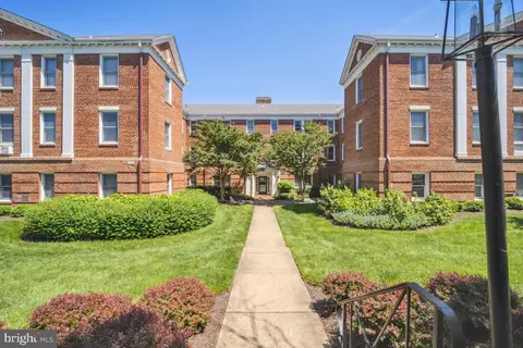 906 S Washington St #302, Alexandria, VA 22314