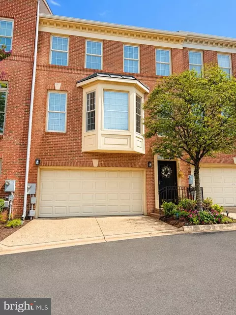 2536 Gadsby Pl, Alexandria, VA 22311