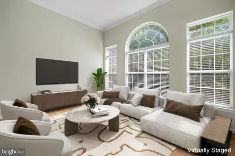 169 Martin Ln, Alexandria, VA 22304