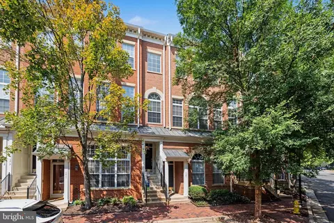 169 Martin Ln, Alexandria, VA 22304