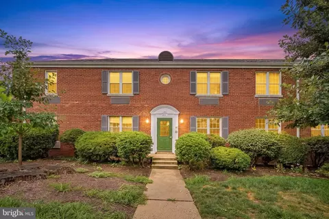 211 E Glebe Rd #B, Alexandria, VA 22305
