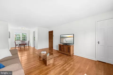 211 E Glebe Rd #B, Alexandria, VA 22305