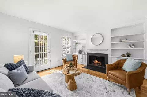 403 Old Town Ct, Alexandria, VA 22314