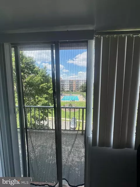 5801 Quantrell Ave #402, Alexandria, VA 22312