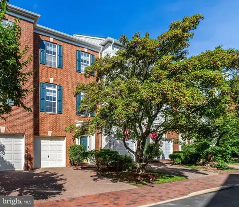 5033 Murtha St, Alexandria, VA 22304