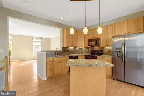 5033 Murtha St, Alexandria, VA 22304