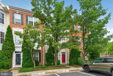 932 Harrison Cir, Alexandria, VA 22304