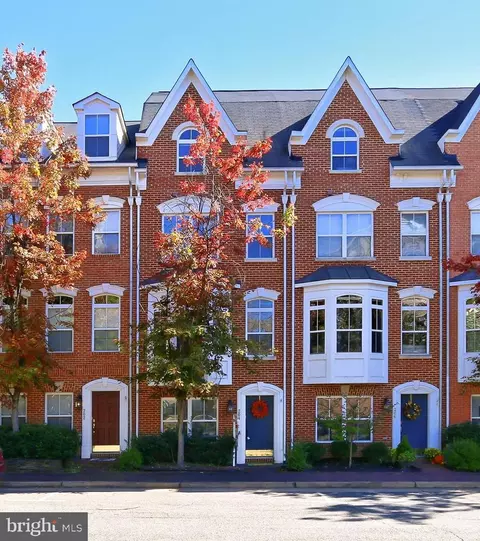 204 Martin Ln, Alexandria, VA 22304