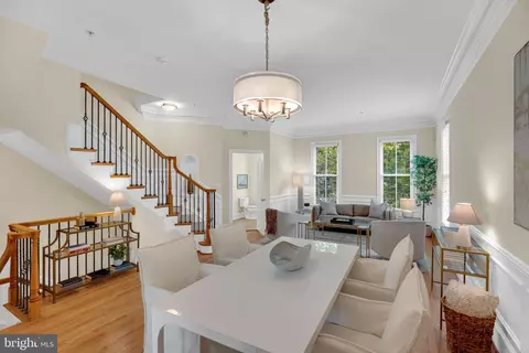 1722 Potomac Greens Dr, Alexandria, VA 22314
