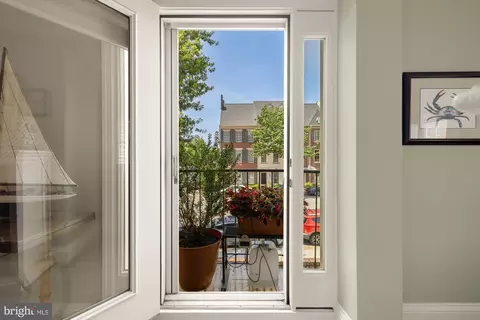 1115 N Pitt St #2B, Alexandria, VA 22314
