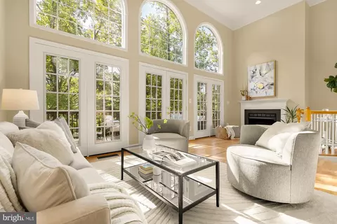2527 Gadsby Pl, Alexandria, VA 22311