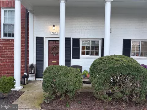 1306 Martha Custis Dr, Alexandria, VA 22302