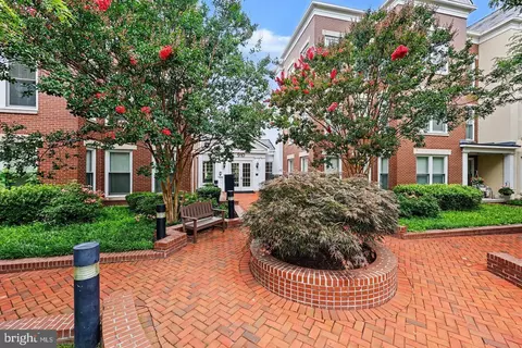 910 Powhatan St #303S, Alexandria, VA 22314