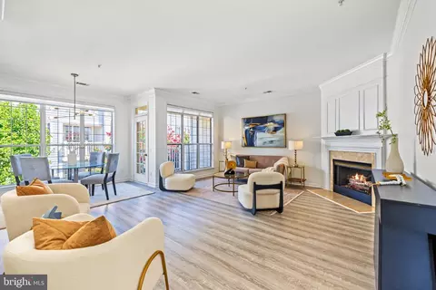 1725 Kingsgate Ct #304, Alexandria, VA 22302
