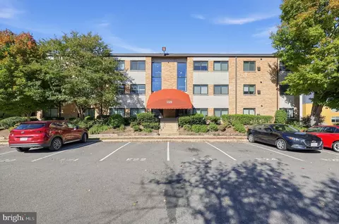 3320 S 28th St #203, Alexandria, VA 22302