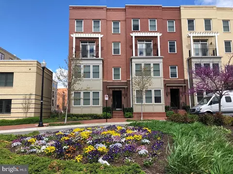 620 E Howell Ave #102, Alexandria, VA 22301