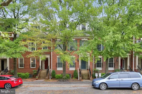 705 Massey Ln #A, Alexandria, VA 22314