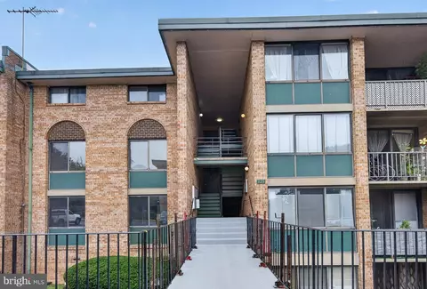 525 N Armistead St #101, Alexandria, VA 22312
