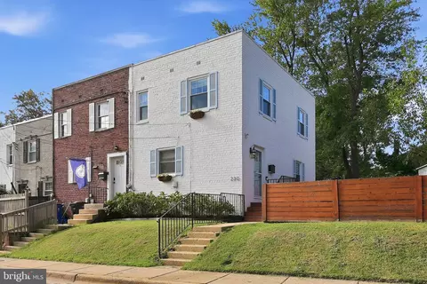 230 Aspen St, Alexandria, VA 22305