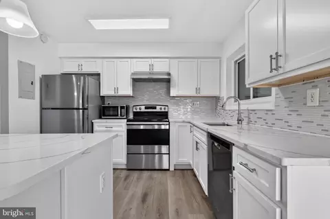 3242 S 28th St #403, Alexandria, VA 22302