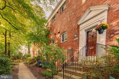 3756 Gunston Rd, Alexandria, VA 22302
