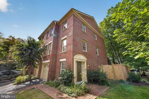 5156 Woodmire Ln, Alexandria, VA 22311