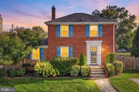 606 W Windsor Ave, Alexandria, VA 22302