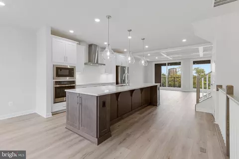 5961 Lookout Ave #201, Alexandria, VA 22304