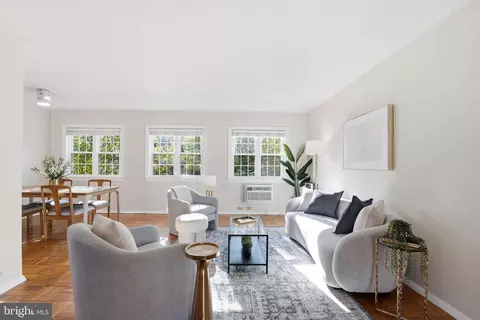 3266 Martha Custis Dr, Alexandria, VA 22302