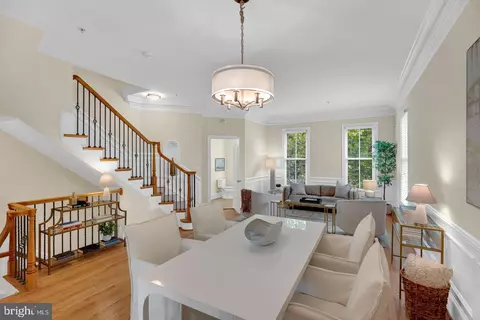1722 Potomac Greens Dr, Alexandria, VA 22314