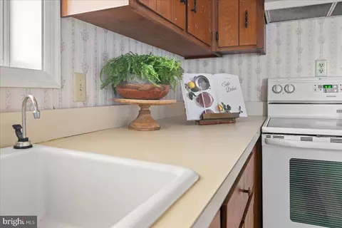 Kitchen - 4059 Lowry Rd, Goode, VA 24556 photo 10 of 11