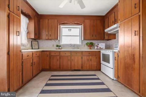 Kitchen - 4059 Lowry Rd, Goode, VA 24556 photo 9 of 11
