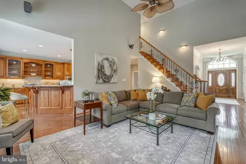 Living - 3013 Hedgeway Pl, Midlothian, VA 23113 photo 8 of 10