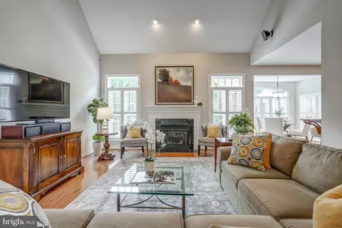 Living - 3013 Hedgeway Pl, Midlothian, VA 23113 photo 9 of 10